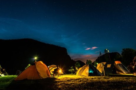 Foto kemah di malam hari